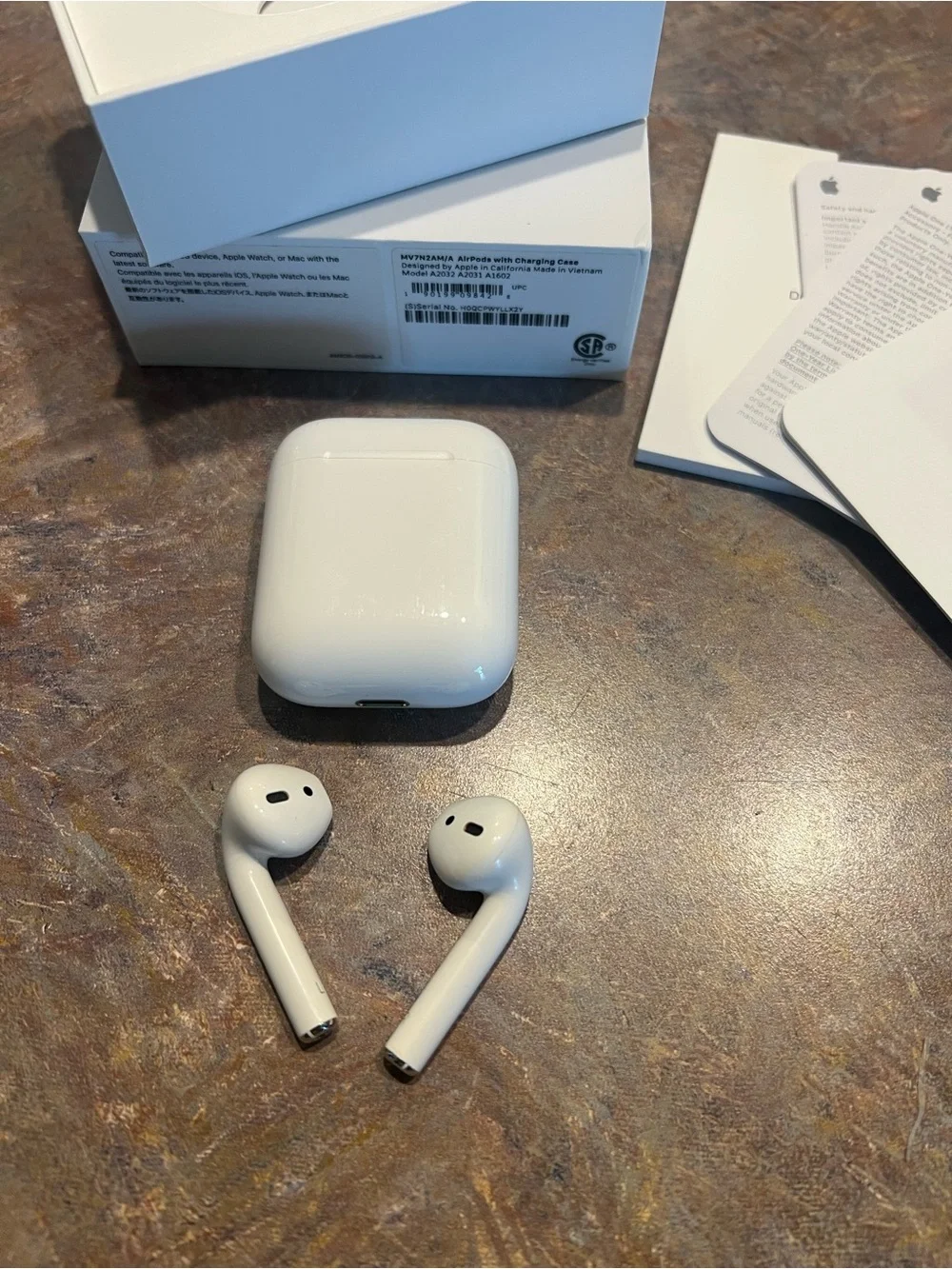 Apple White Wireless EarPods with Charging Case